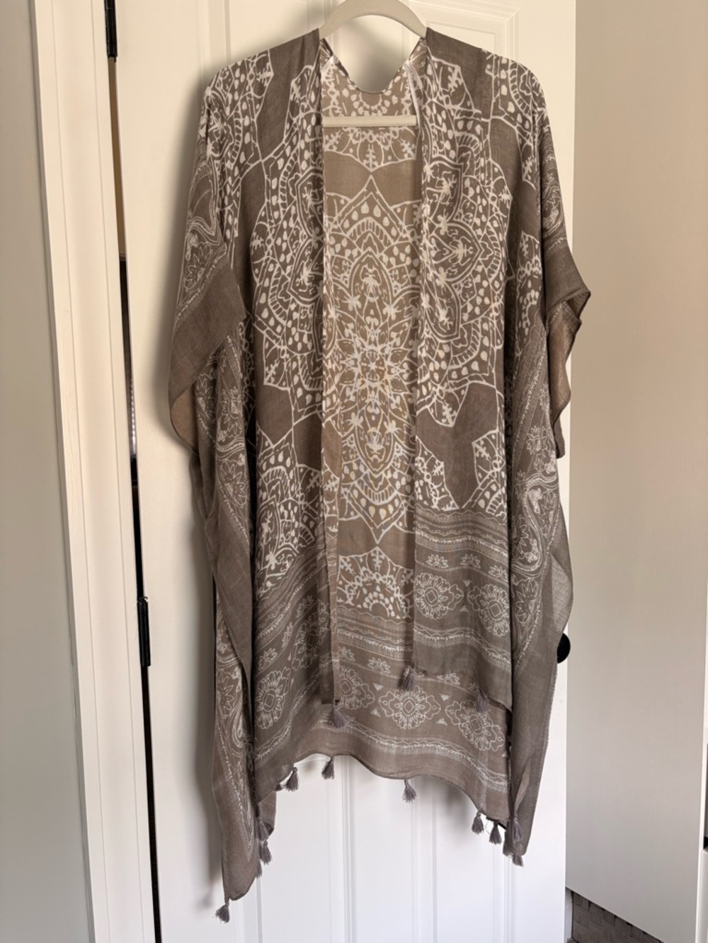 Lulu's Grey and White Printed Kimono Wrap